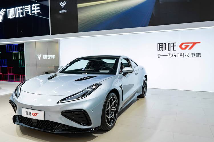 广州261哪吒汽车在智能汽车领域的表现，领途汽车在新能源汽车市场中的影响力